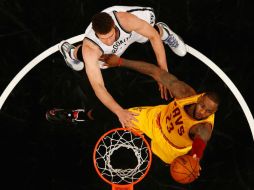 Brook López (11) y LeBron James fueron las figuras de sus respectivos equipos, aunque la mejor parte la sacó el de la quinteta local. AFP / A. Bello