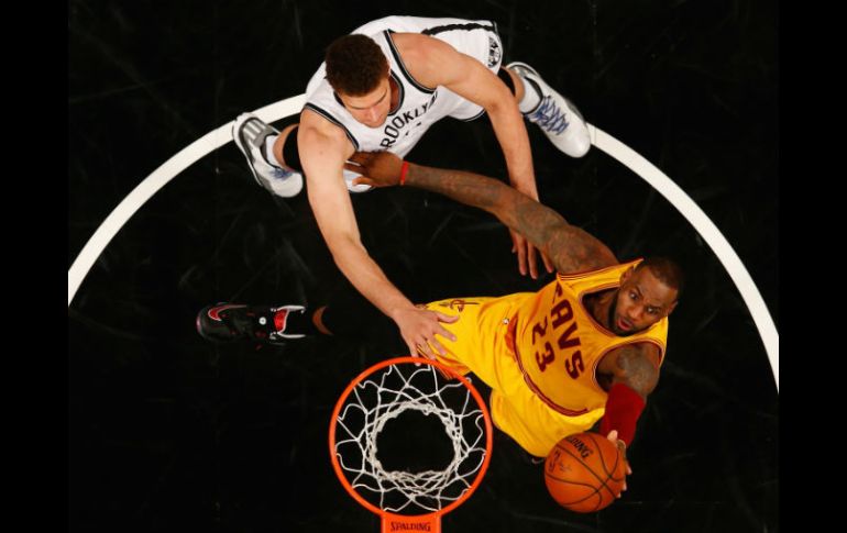 Brook López (11) y LeBron James fueron las figuras de sus respectivos equipos, aunque la mejor parte la sacó el de la quinteta local. AFP / A. Bello