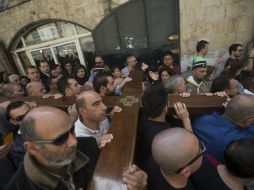 Peregrinos de todo el mundo, algunos con grandes cruces de madera a la espalda, pasan por los 14 puntos de la ruta. EFE / A. Safadi