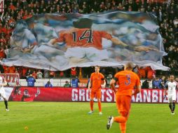 En el centro del palco de honor un asiento quedó cubierto de flores, con el número 14 y una foto del ex futbolista. AP / P. Dejong