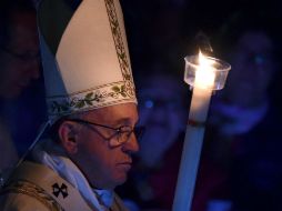 El Papa llevaba una vela grande también en su mano. EFE / E. Ferrari