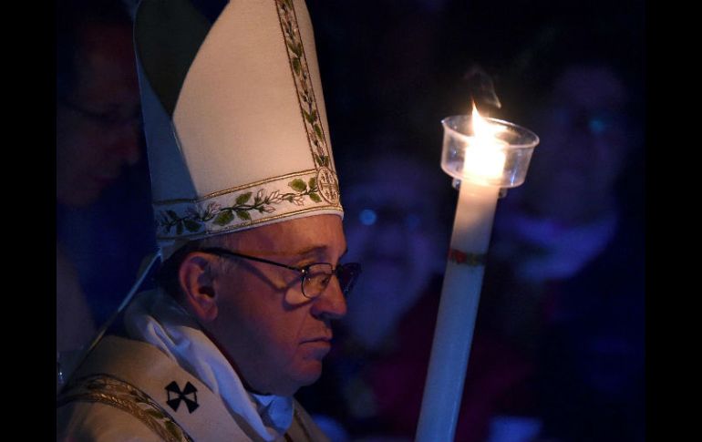 El Papa llevaba una vela grande también en su mano. EFE / E. Ferrari