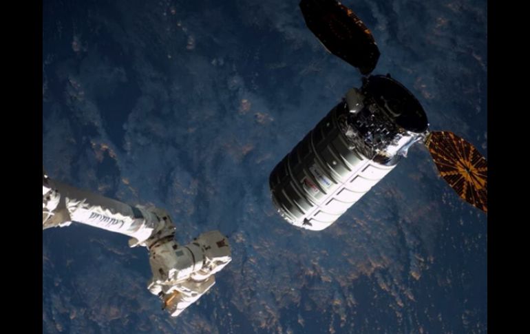 Cygnus permanecerá acoplada a la EEI durante dos meses antes de abandonar la estación. TWITTER / @NASA