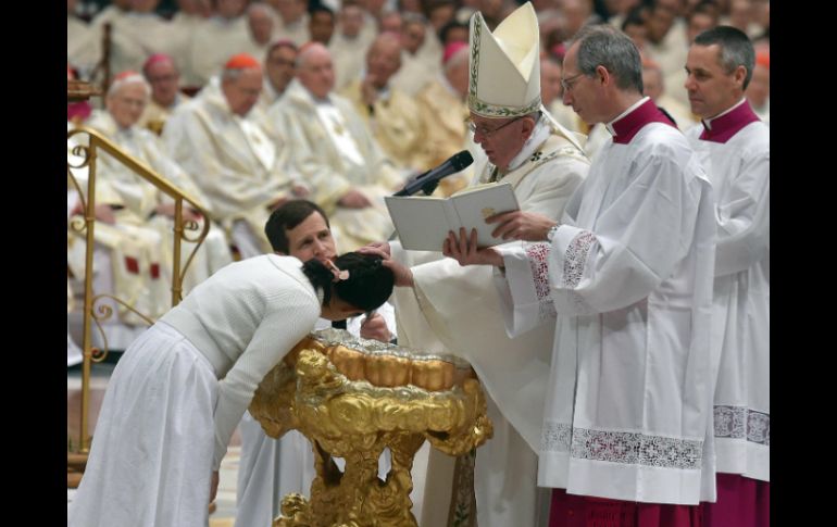 Cada uno de ellos estuvo acompañado por un padrino, que le impuso una túnica blanca como símbolo del bautismo. EFE / E. Ferrari