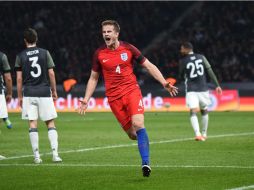 Eric Dier marcó la diana definitiva en el encuentro para que el equipo se llevara el triunfo en tierras alemanas. EFE / A. Hilse