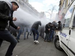 Agentes antidisturbios tuvieron que intervenir para ayudar a vaciar la plaza de la Bolsa. EFE / O. Hoslet