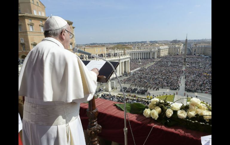 Francisco pidió en su mensaje, leído desde el balcón de la basílica de San Pedro, que se trabaje por el bien común. AP / L'Osservatore Romano