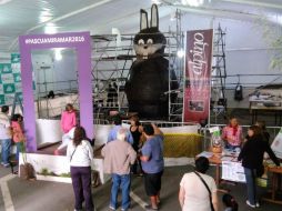 La escultura de chocolate fue dispuesta en una carpa en pleno centro de Miramar y en la tarde de hoy se romperá. ESPECIAL / infonews