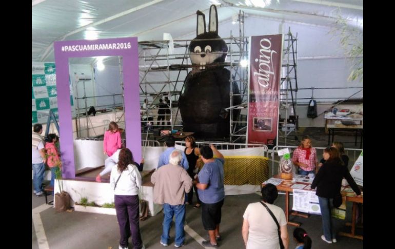 La escultura de chocolate fue dispuesta en una carpa en pleno centro de Miramar y en la tarde de hoy se romperá. ESPECIAL / infonews