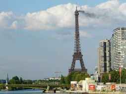 No sólo para París, la Ciudad Luz, la torre Eiffel es una especie de imagotipo; también lo es para toda Francia. EFE / ARCHIVO