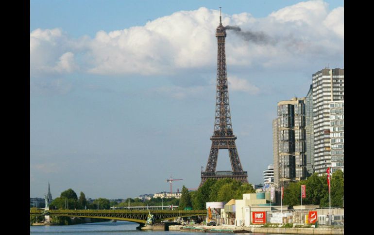 No sólo para París, la Ciudad Luz, la torre Eiffel es una especie de imagotipo; también lo es para toda Francia. EFE / ARCHIVO