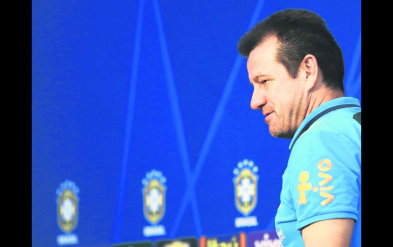 Dunga tendrá que resolver ausencias en defensa y ataque en busca de mejorar la posición del equipo brasileño. EFE / S. Ávila