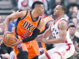 Russell Westbrook (izquierda) consiguió su decimosexto triple-doble de la campaña durante el juego de ayer ante Toronto. AP / F. Gunn