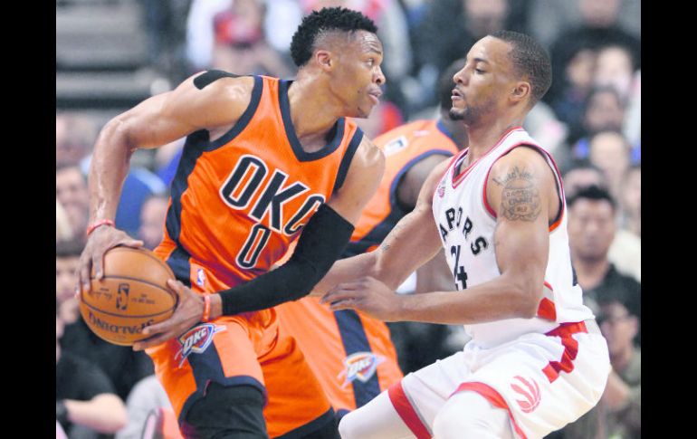 Russell Westbrook (izquierda) consiguió su decimosexto triple-doble de la campaña durante el juego de ayer ante Toronto. AP / F. Gunn