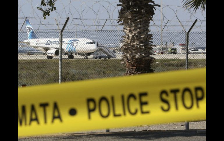 Las primeras fotografías difundidas por medios muestran al avión estacionado en el aeropuerto de Larnaca. EFE / K. Christodoulou