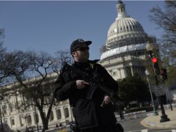 Ayer, el Capitolio y la Casa Blanca fueron cerrados por un enfrentamiento entre cuerpos de seguridad y un sujeto. AFP / B. Smialowski