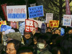 Activistas protestan contra la entrada en vigor de la reforma ante el parlamento en Tokio (Japón) EFE / K. Mayama