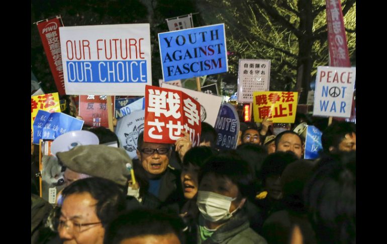 Activistas protestan contra la entrada en vigor de la reforma ante el parlamento en Tokio (Japón) EFE / K. Mayama