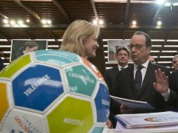 Hollande realizó una visita al Instituto del Deporte. EFE / M. Euler