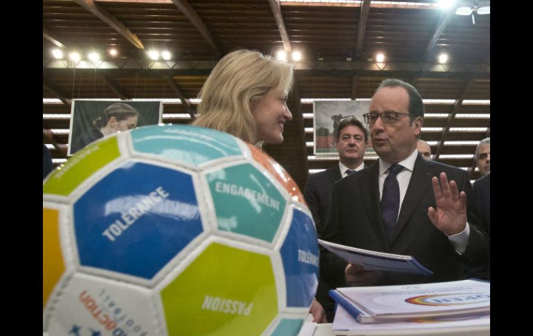 Hollande realizó una visita al Instituto del Deporte. EFE / M. Euler