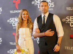 Rafael Amaya fue uno de los actores desfiló por la alfombra roja. TWITTER / @SrDeLosCielosTV