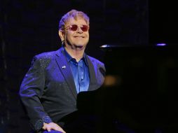 El hombre alega que Elton John le hizo comentarios sexuales y lo tocó cuando trabajaba para él. AP / ARCHIVO