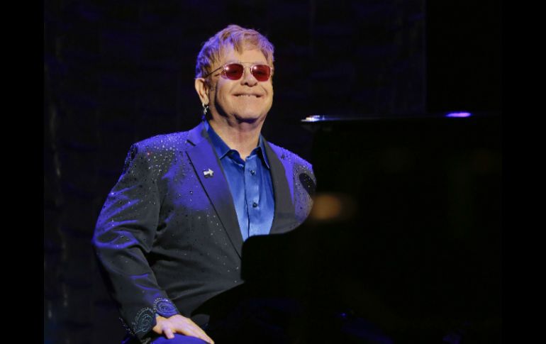 El hombre alega que Elton John le hizo comentarios sexuales y lo tocó cuando trabajaba para él. AP / ARCHIVO