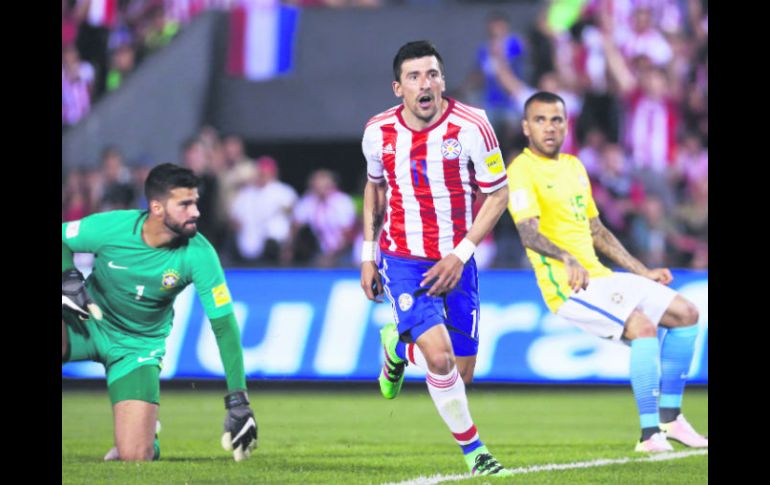 Édgar Benítez hizo el segundo gol de los paraguayos, quienes no supieron mantener la ventaja y fueron alcanzados por los brasileños. AP /