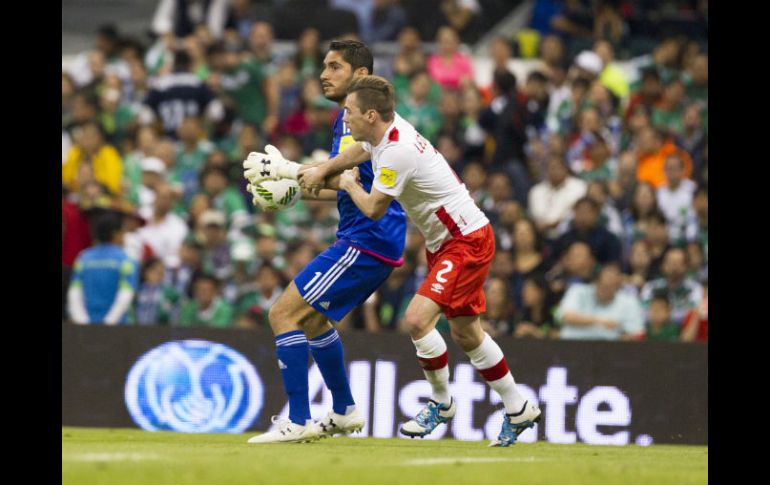 Corona volvió a ser el portero titular de México y pudo alargar la racha de partidos sin recibir gol. MEXSPORT / B. Maldonado