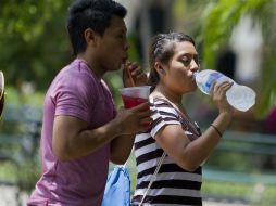 El calor puede causar daños como insolación, desmayos y deshidratación. NTX / ARCHIVO