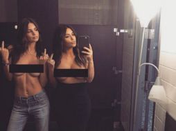 Las celebridades utilizaron como locación un baño público para desnudar sus torsos. TWITTER / @kimkardashian