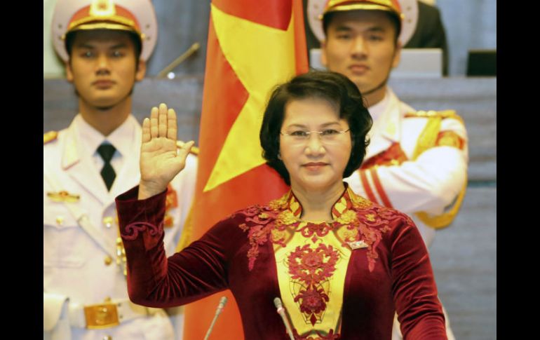 Nguyen Thi Kim Ngan (frente), de 62 años, toma juramento después de ser elegida presidenta de la Asamblea Nacional. EFE / STR