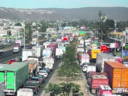 Vuelta de rueda. El congestionamiento vial se ha acrecentado en la zona del cruce de López Mateos y Periférico. EL INFORMADOR / A. Hinojosa