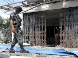 Un agente de la policía fronteriza inspecciona una peluquería donde ha estallado una bomba, en la provincia de Pattani. EFE / A. Wangni