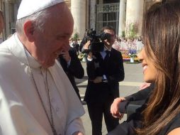 'Orando con el Papa Francisco', escribió Longoria en su cuenta de la red social. INSTAGRAM / @evalongoria