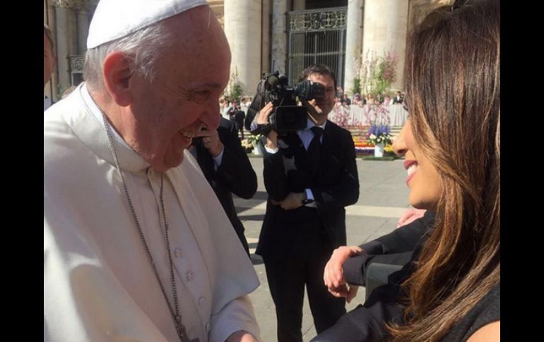 'Orando con el Papa Francisco', escribió Longoria en su cuenta de la red social. INSTAGRAM / @evalongoria