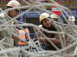 Efectivos de los servicios de rescate y personal del Ejército indio trabajan en la búsqueda de supervivientes. EFE / STR