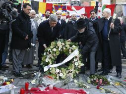 Entregan una gran corona de flores a los pies de la antigua Bolsa de Bruselas. EFE / L. Dubrule