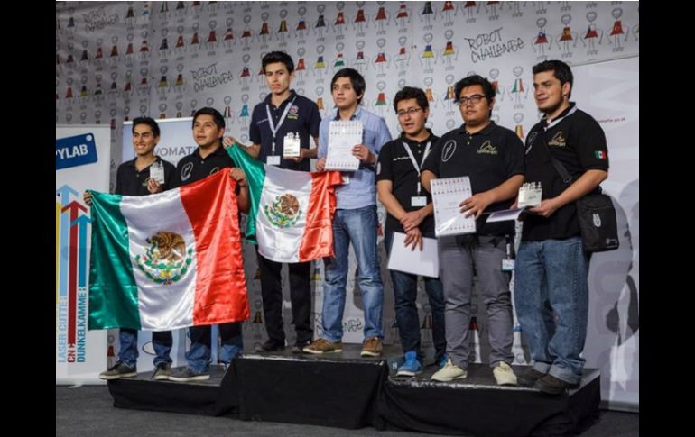 Los alumnos del IPN ganaron también las medallas de plata y bronce con Iron Nano y Mini-BSG en Nanosumo y Microsumo. TWITTER / @gobmx