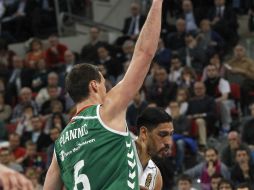 Gustavo Ayón marcado por el bosnio Darko Planinic en el pabellón Fernando Buesa de Vitoria. EFE / D. Aguilar