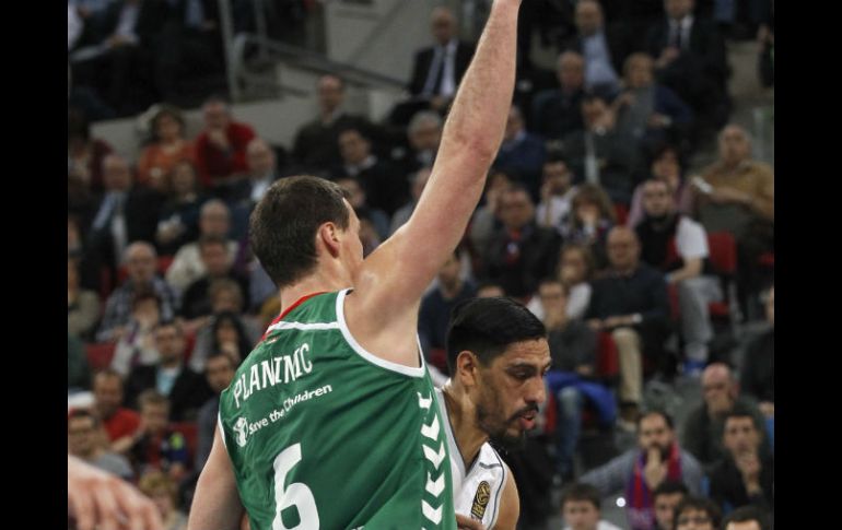 Gustavo Ayón marcado por el bosnio Darko Planinic en el pabellón Fernando Buesa de Vitoria. EFE / D. Aguilar