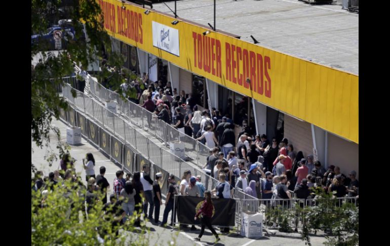 Afortunados fueron los que estaban cerca del recinto y consiguieron su pase al espectáculo por 10 dólares. AP / N. Ut