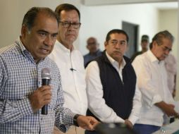 El gobernador de Guerrero y el subsecretario de DH dieron un informe de resultados a las familias de Chilapa. SUN / JMA