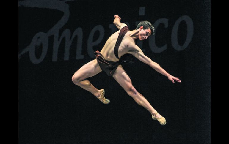 Vizcaíno conquistó al público del 'International Ballet and Contemporary Dance Competition, Domenico Modugno'. ESPECIAL / Doris Topete