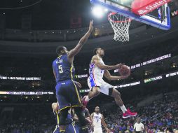 Ish Smith, de Filadelfia, intenta encestar el balón ante la marca de Lavoy Allen, de los Pacers de Indiana. AP / M. Slocum