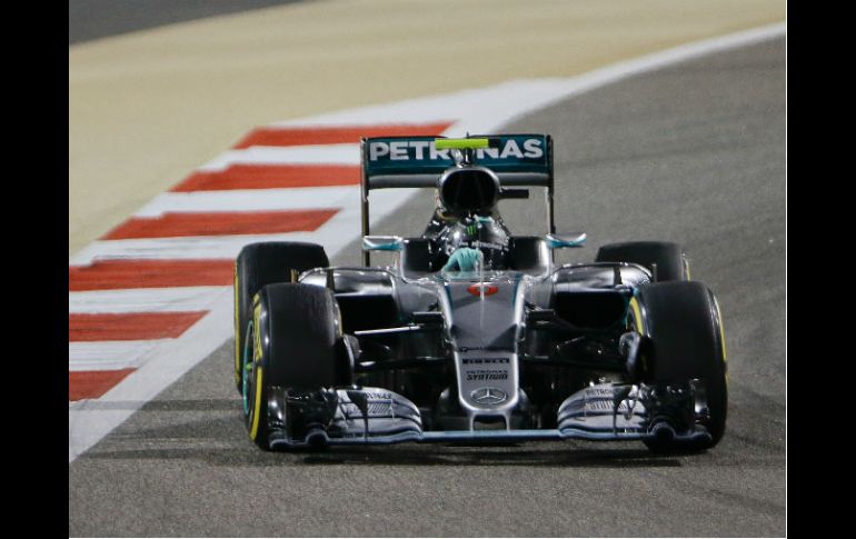 Rosberg llega a 50 puntos y le saca 17 a su compañero Hamilton. AP / L. Bruno