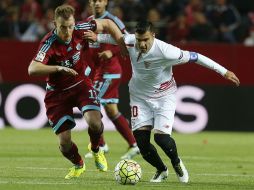 Carlos Alberto Vela de la Real Sociedad y José Antonio Reyes del Sevilla, durante el partido de Liga en el Sánchez Pizjuan EFE / J. M. Vidal