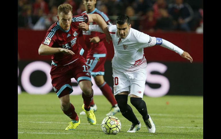 Carlos Alberto Vela de la Real Sociedad y José Antonio Reyes del Sevilla, durante el partido de Liga en el Sánchez Pizjuan EFE / J. M. Vidal