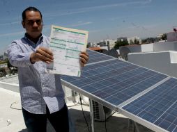 Jorge Sandoval. Su recibo de luz bajó de dos mil pesos mensuales a sólo 200 pesos al bimestre al usar páneles solares. EL INFORMADOR / A. Hinojosa