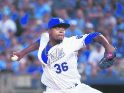 Edinson Volquez salió sin daño en el duelo inaugural para los Royals. AFP / J. Squire